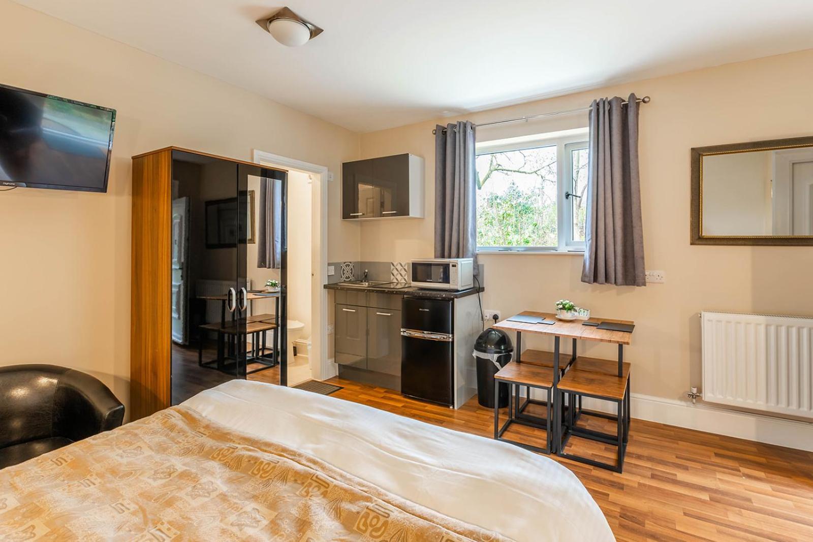 Windermere Studio Rooms - With Free Car Parking Onsite Екстериор снимка
