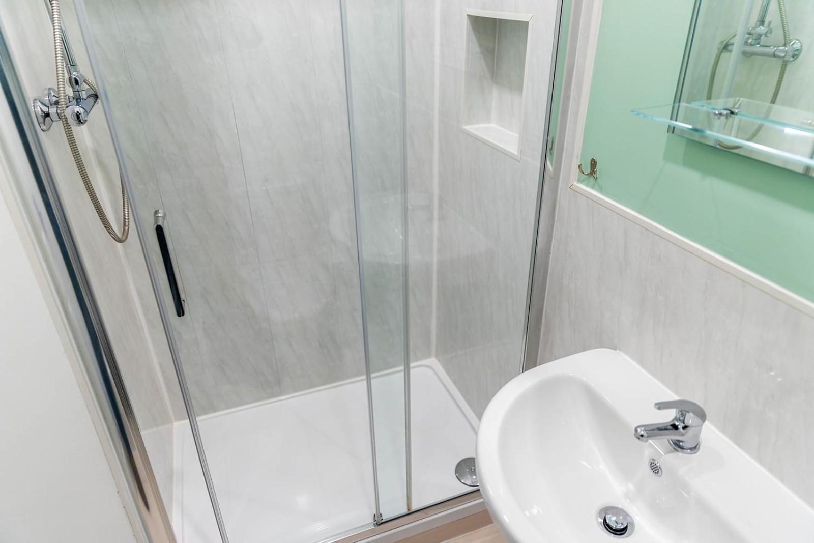 Windermere Studio Rooms - With Free Car Parking Onsite Екстериор снимка