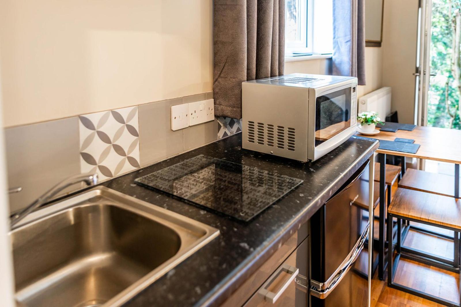 Windermere Studio Rooms - With Free Car Parking Onsite Екстериор снимка