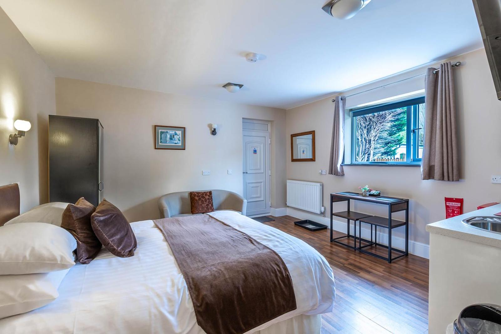 Windermere Studio Rooms - With Free Car Parking Onsite Екстериор снимка