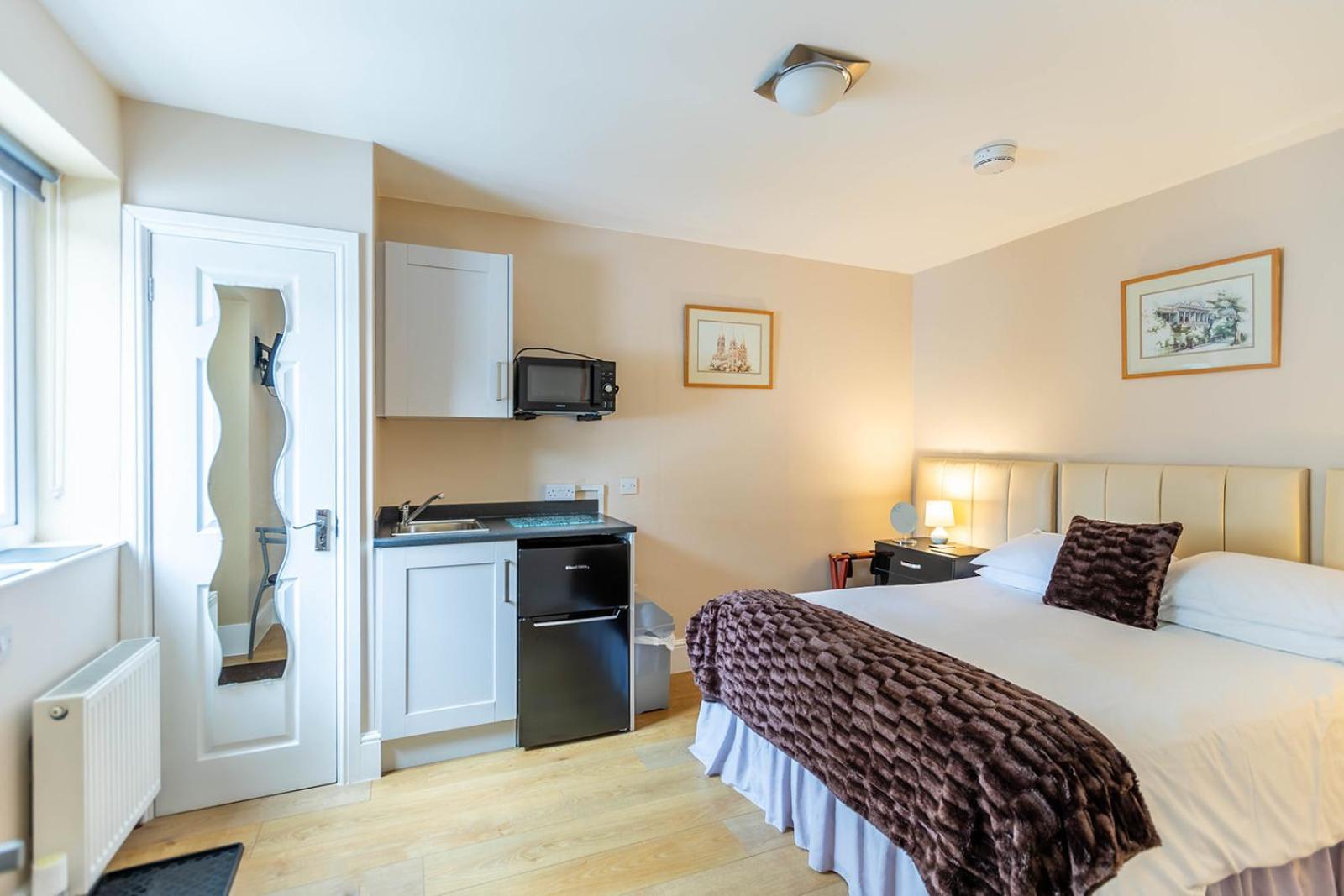 Windermere Studio Rooms - With Free Car Parking Onsite Екстериор снимка