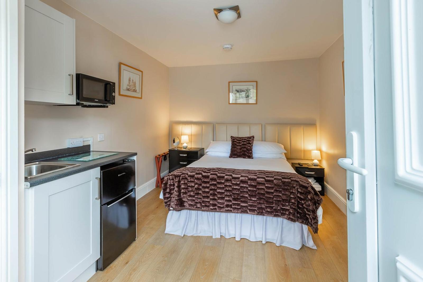 Windermere Studio Rooms - With Free Car Parking Onsite Екстериор снимка