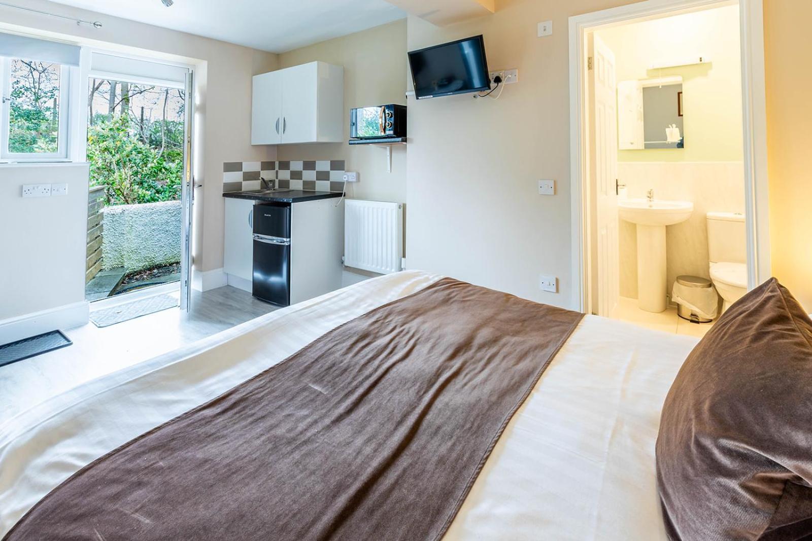 Windermere Studio Rooms - With Free Car Parking Onsite Екстериор снимка